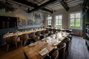 Voorhuis-tafel-gedekt