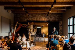 ceremonie-binnen-winterbruiloft