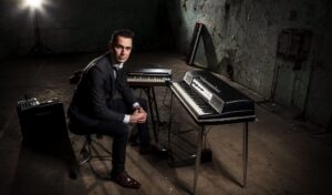 Dengh_Muziek ceremonie_Pianist Born