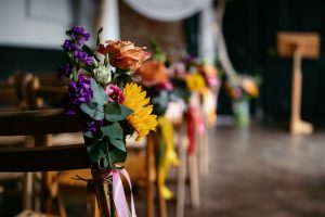 Bloemen op de rand van een ceremoniestoel