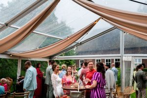 Tent op het kasteeleiland van dengh met gezelschap die eronder staat